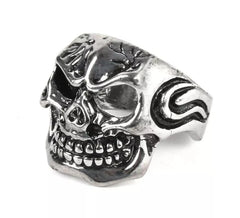 anello con teschio in metallo