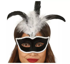 Maschera di velluto nero con piume