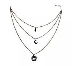 Collana da strega con simboli oscuri
