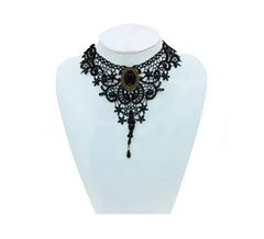 Collana gotica con cascata di pizzo nero