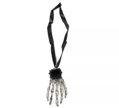 Collana con mano scheletrica