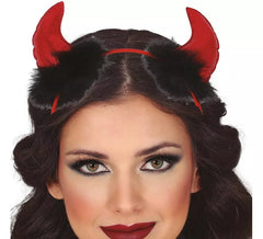 Corna da demone rosso con boa