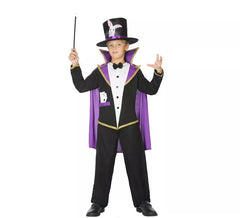 Mago mostra costume per ragazzo