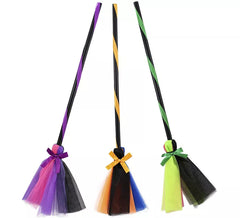 Scopa della strega in tulle 70 cm colori assortiti