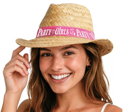 Ragazze della festa con il cappello di paglia