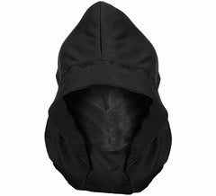 Maschera nera con cappuccio e occhi luminosi