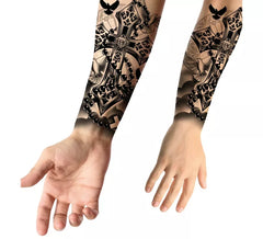 Croce e tatuaggio di colombe