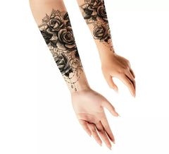 Tatuaggio di rose in bianco e nero