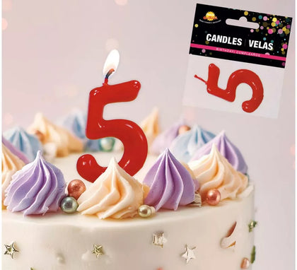 Vela roja con el número 5 para cumpleaños